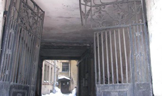 Неизвестные в жилетах сотрудников ЖКС сняли исторические ворота с арки дома на Кирилловской улице - tvspb.ru