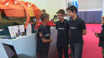 Юные инженеры представили свои проекты на военно-морском салоне в Петербурге