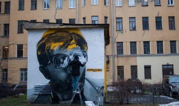 На улице Некрасова закрасили граффити с изображением Михаила Галустяна - tvspb.ru