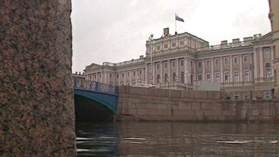 На последнем заседании ЗакСа в 2017 году обсудили торговлю и разрешили заключать браки в парках Петербурга. Репортаж