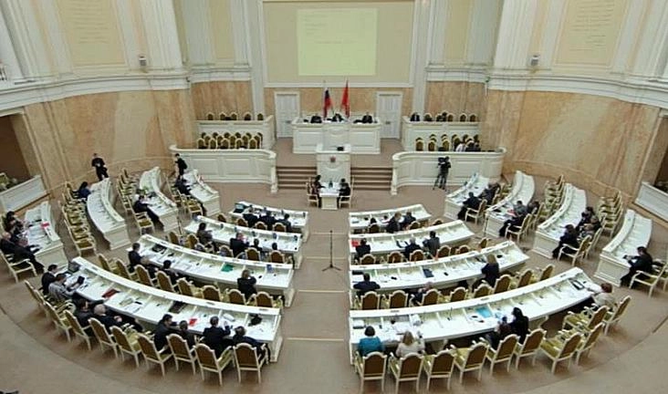 Вячеслав Макаров открыл заседание парламента поздравлением с Днем города - tvspb.ru