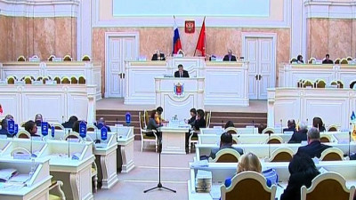 ЗакС в первом чтении принял законопроект о материальной помощи