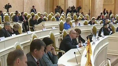 ЗакС проголосовал за ужесточение наказания за незаконное использование герба, флага и гимна Петербурга