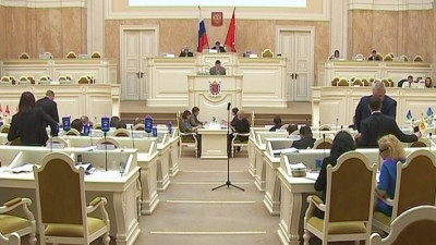Заседание ЗакСа: отмена досрочного голосования, «земельная» тема и вопрос размещения летних кафе