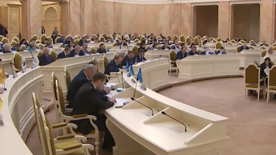 ЗакС готовится перейти на поименное голосование