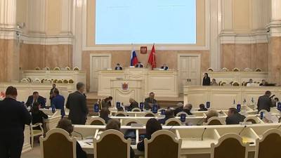 ЗакС Петербурга впервые в своей истории будет заседать в августе