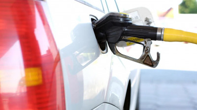 Первое за год снижение цен на бензин зафиксировали в Петербурге