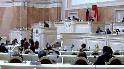 На заседании ЗакСа Виталия Милонова и Евгения Марченко «проводили» в Госдуму