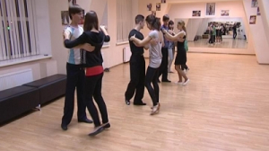 Зарядка с Дарьей Цыбульской: повторяем уже пройденные уроки бальных танцев и разучиваем новые движения