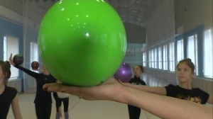 Художественная гимнастика: упражнения с мячом