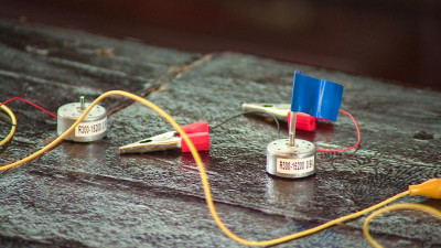 Ученые СПбГУ создали аккумулятор, заряжающийся в 10 раз быстрее литий-ионного