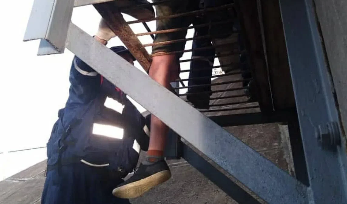 В Тосно у мальчика застряла нога между прутьями железнодорожного моста - tvspb.ru