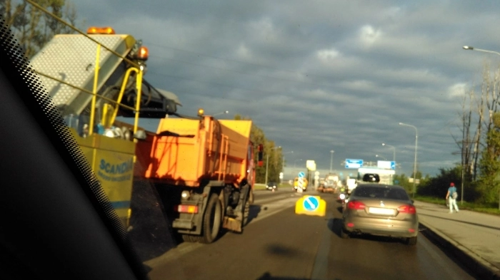 Замена дорожного полотна на Софийской привела к серьезному затору на выезде из Колпино - tvspb.ru