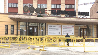 Непривившихся сотрудников Балтийского завода отстранили от работы