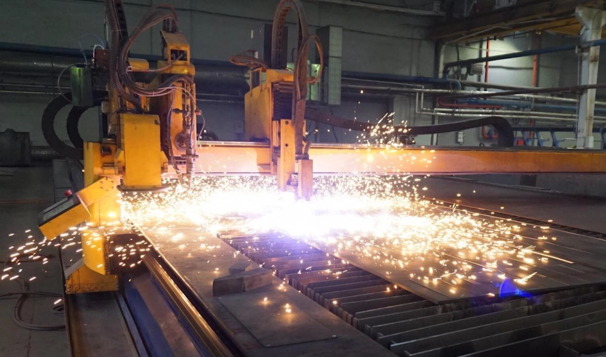 На Средне-Невском судостроительном заводе начали резать металл для строительства теплохода - tvspb.ru