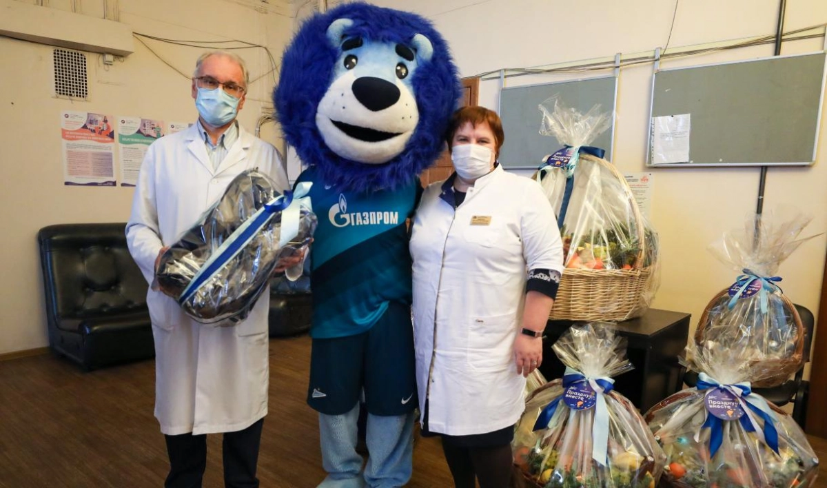 «Зенит» подготовил новогодние подарки для медиков нескольких больниц Петербурга - tvspb.ru