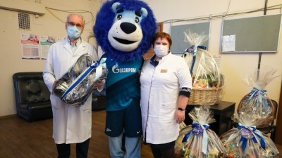 «Зенит» подготовил новогодние подарки для медиков нескольких больниц Петербурга