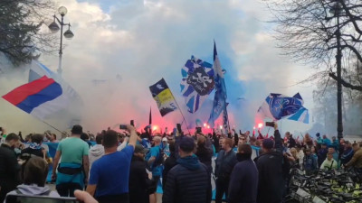 Фанаты «Зенита» прошли шествием по Крестовскому острову