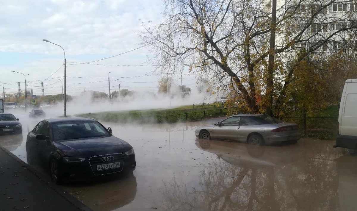 Часть улицы Бурцева залило горячей водой из лопнувшей трубы - tvspb.ru