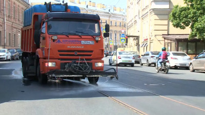Чтобы каблук не провалился в асфальт: петербургские дорожники спасают магистрали от жары