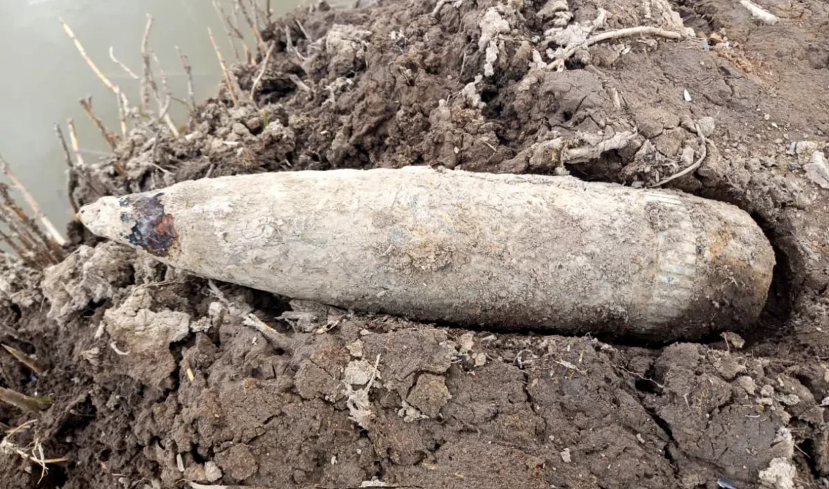 На стройплощадке в Стрельне обнаружили артиллерийский снаряд военного времени - tvspb.ru