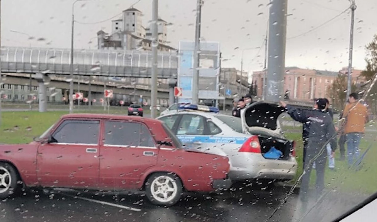 На проспекте Обуховской Обороны «Жигули» влетели в полицейский Ford - tvspb.ru