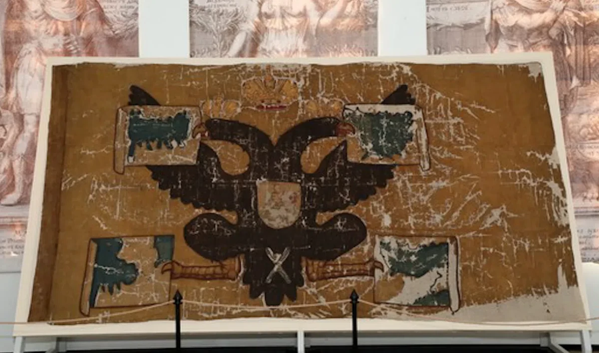 В Центральном военно-морском музее представили подлинный штандарт Петра I с корабля «Ингерманланд» - tvspb.ru