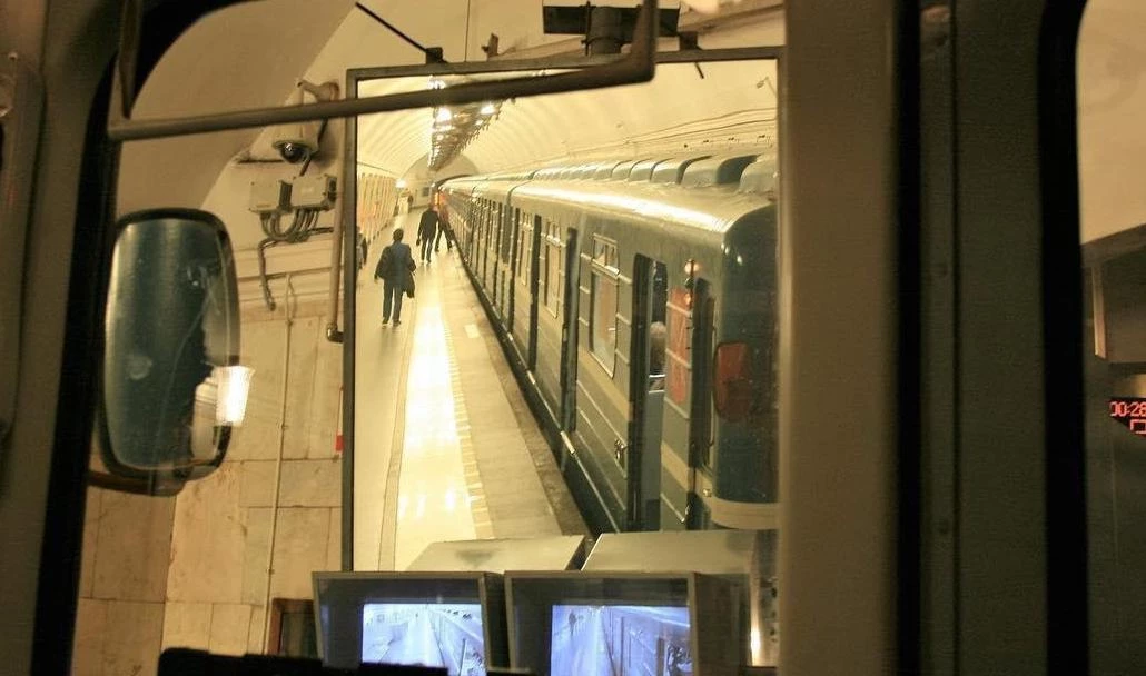 Представители петербургской подземки объяснили, зачем на платформах стоят огромные зеркала - tvspb.ru