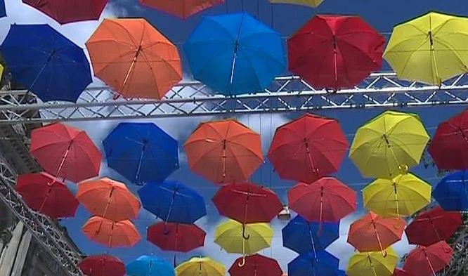 Музыка Штрауса, зонтики и потешная флотилия: Как провести выходные в Петербурге - tvspb.ru