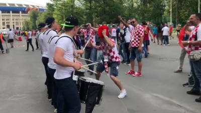 Болельщики сборной Хорватии устроили красочное шоу с барабанами около «Лужников»