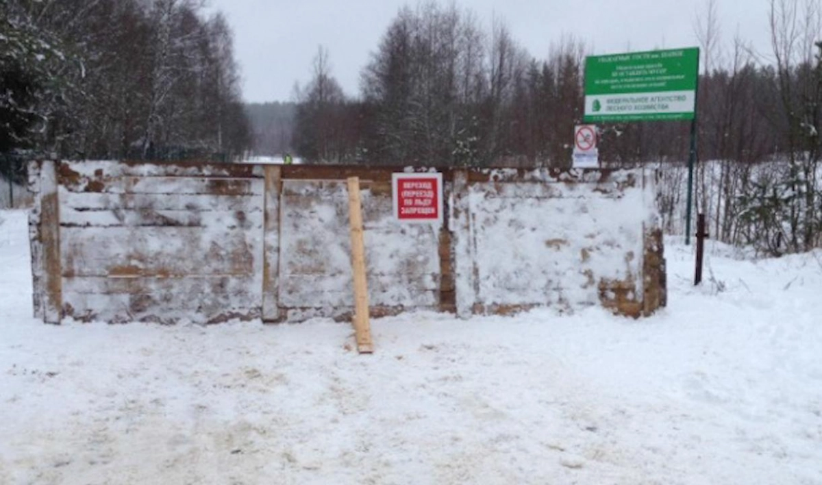 В опасном карьере Ленобласти, где под лед провалились лыжники, установили забор - tvspb.ru