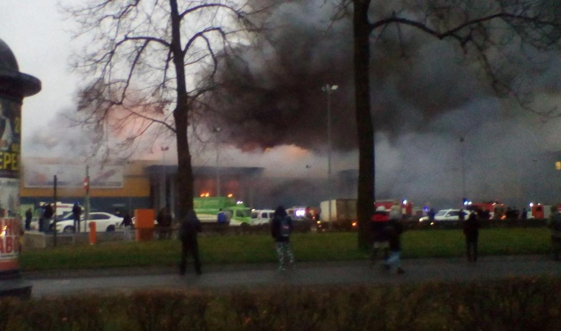 На Обводном канале тушат крупный пожар в гипермаркете - tvspb.ru