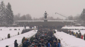 Торжественно-траурная церемония, посвященная 75-й годовщине полного освобождения Ленинграда от фашистской блокады, на Пискаревском кладбище
