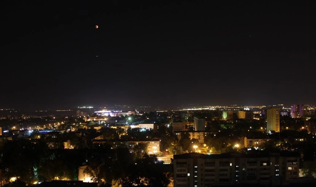 Россияне наблюдают самое продолжительное лунное затмение в истории - tvspb.ru