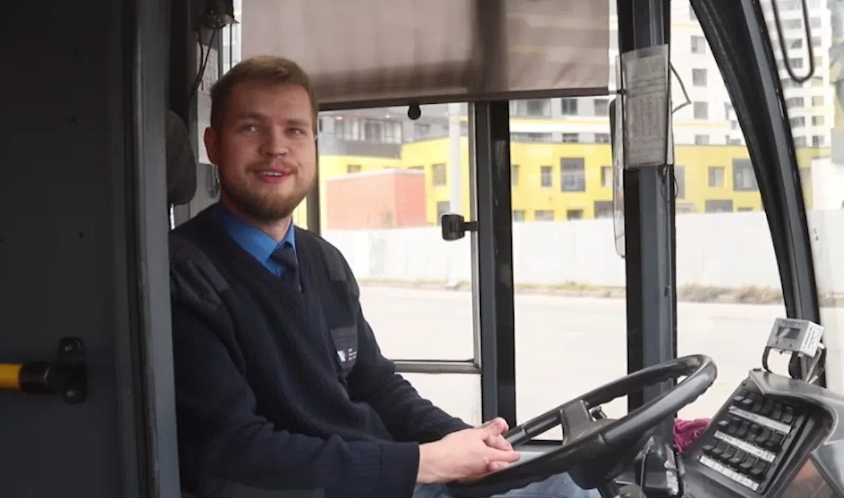 Работа петербург водитель автобуса. Водитель троллейбуса. Форма водителя троллейбуса. Рогатый водитель троллейбуса.