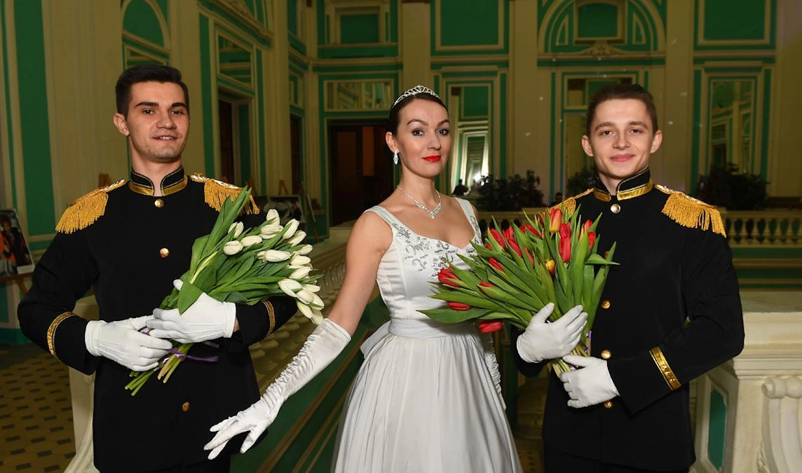 Военнослужащие ЗВО вручили петербурженкам цветы в честь 8 марта - tvspb.ru