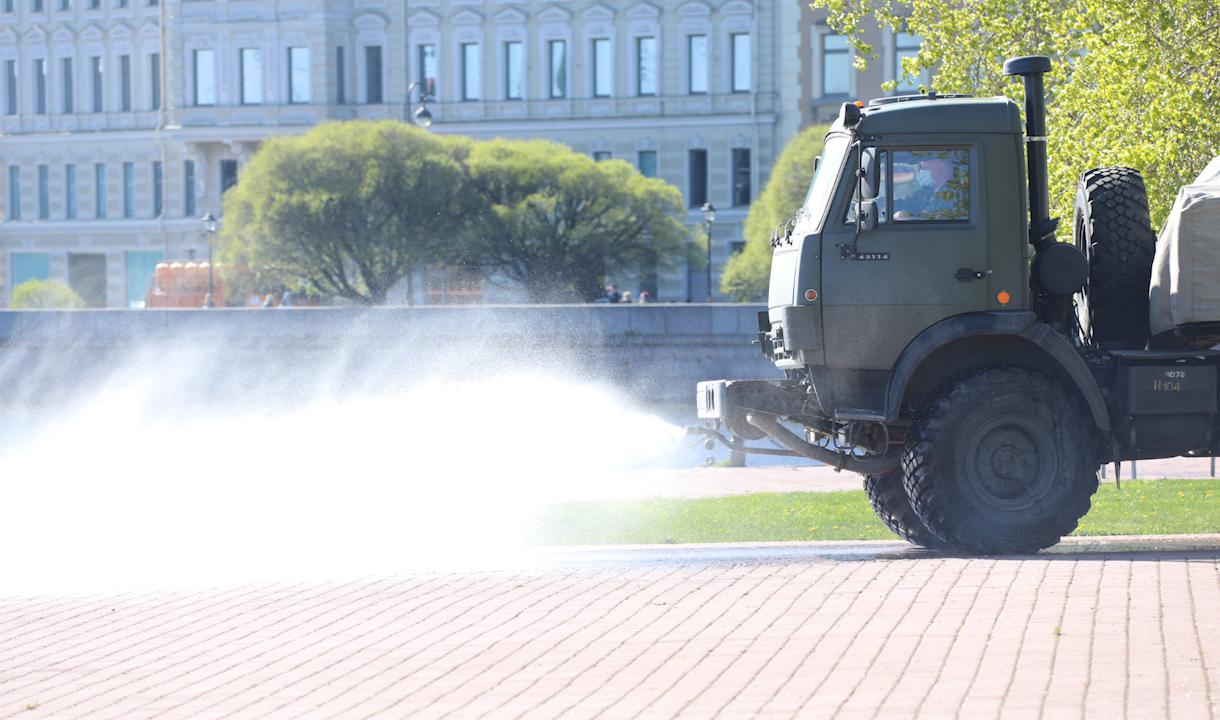 В Петербурге военнослужащие продезинфицировали площадки проведения артиллерийского салюта