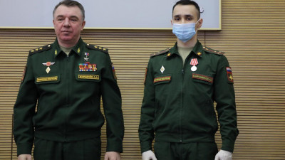 Первому в России военному медику вручили медаль Луки Крымского за борьбу с COVID-19