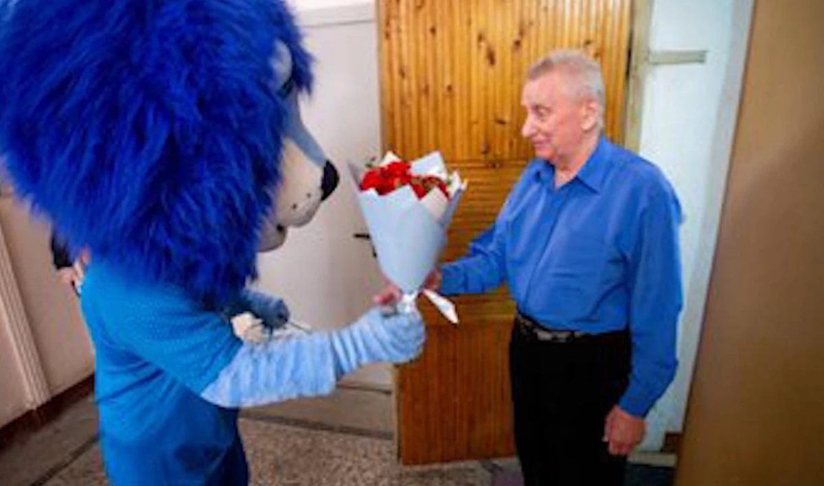 «Зенитовский» синегривый лев поздравил ветеранов с Днем Победы - tvspb.ru