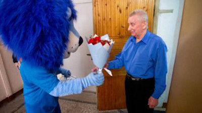 «Зенитовский» синегривый лев поздравил ветеранов с Днем Победы