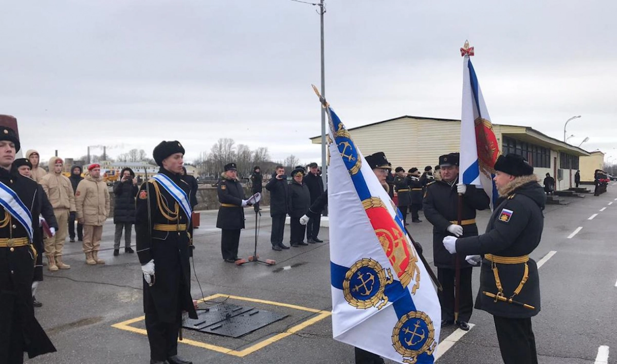 Командующий Балтийским флотом вручил Ленинградской военно-морской базе новое боевое знамя - tvspb.ru