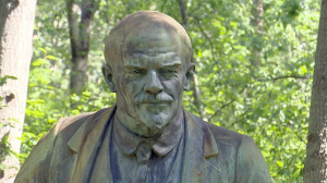 Памятники Ленину: почему одни их сносят, другие — бережно хранят?