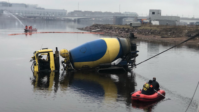 Кран достает бетономешалку из Невы. Онлайн-трансляция