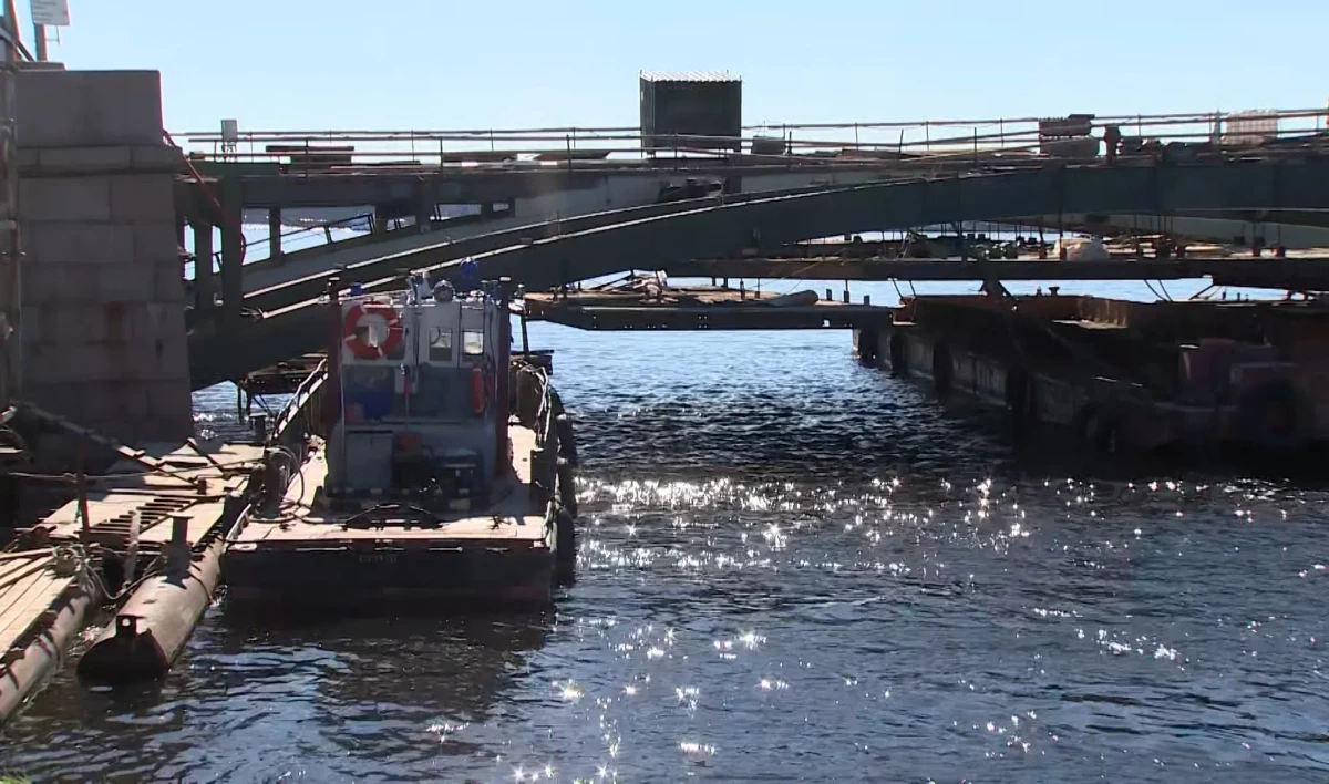 При реконструкции Биржевого моста баржи вывезли 600 тонн мусора - tvspb.ru