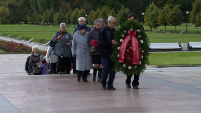 Жители блокадного Ленинграда из Эстонии возложили цветы к монументу «Мать-Родина»