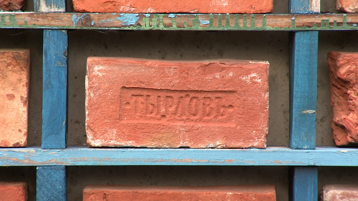 В здании медколледжа в Учебном переулке неизвестные кирпичами разбили 18 окон - tvspb.ru