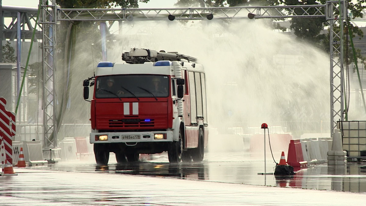 В Петербурге прошли гонки на пожарных машинах - tvspb.ru