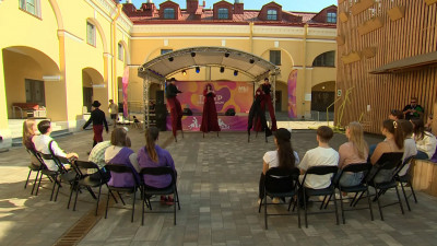 На Никольских рядах открылся фестиваль «Выше крыши»