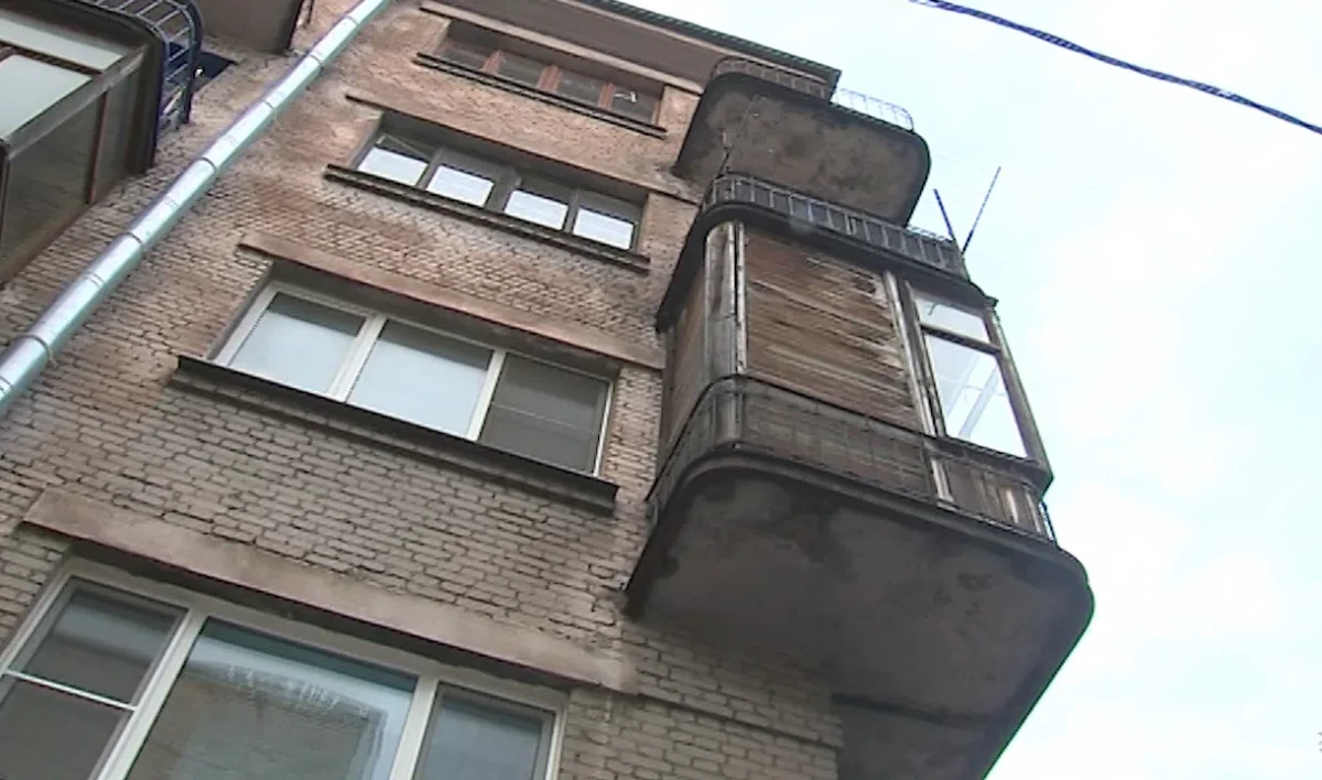 На Урале мужчина перелез к соседке через балкон 11-го этажа и спас пенсионерку, которую запер правнук - tvspb.ru