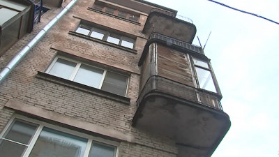 На Урале мужчина перелез к соседке через балкон 11-го этажа и спас пенсионерку, которую запер правнук